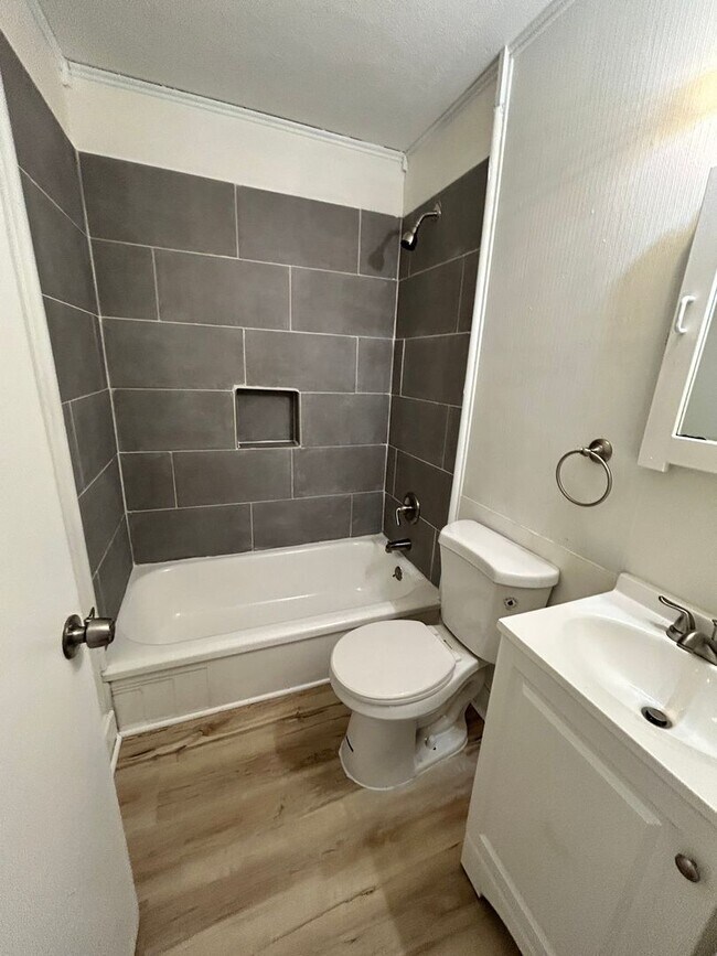 Photo - 420 Caithness Rd