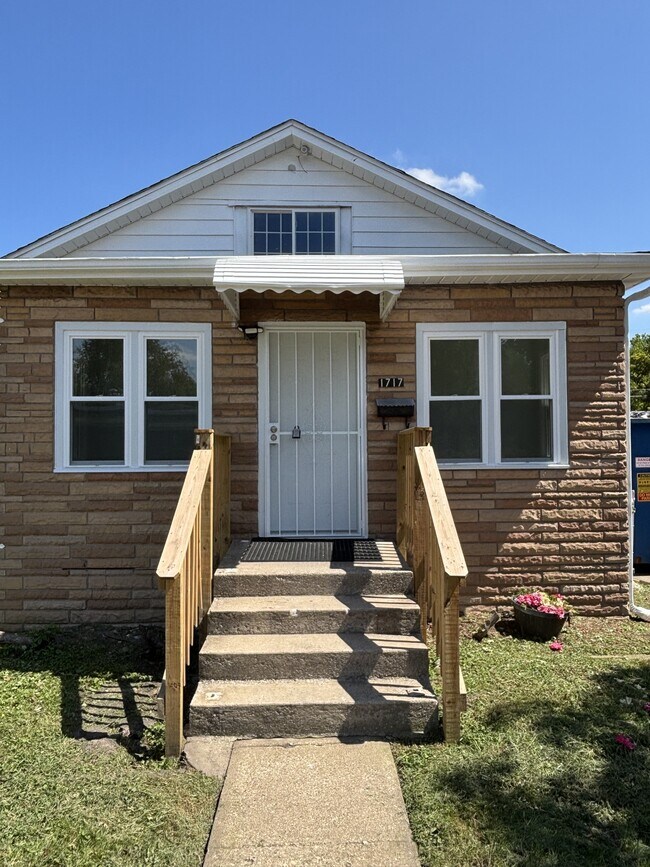 Building Photo - 1717 W Taft St