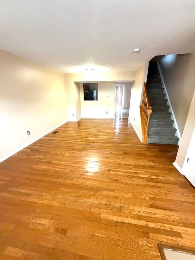 Photo - Edgewood 2 Bedroom End of Group For Rent!