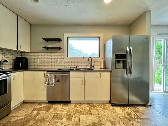 Photo - Beautifully Remodeled 5 Bed 2 Bath House i...