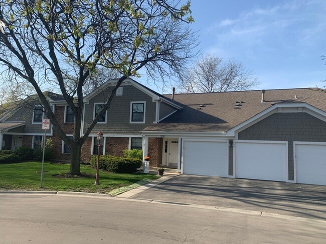 Building Photo - 216 Deerpath Ct Unit D1
