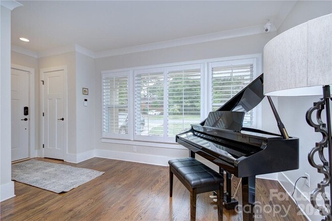 Photo - 3215 Cambridge Rd