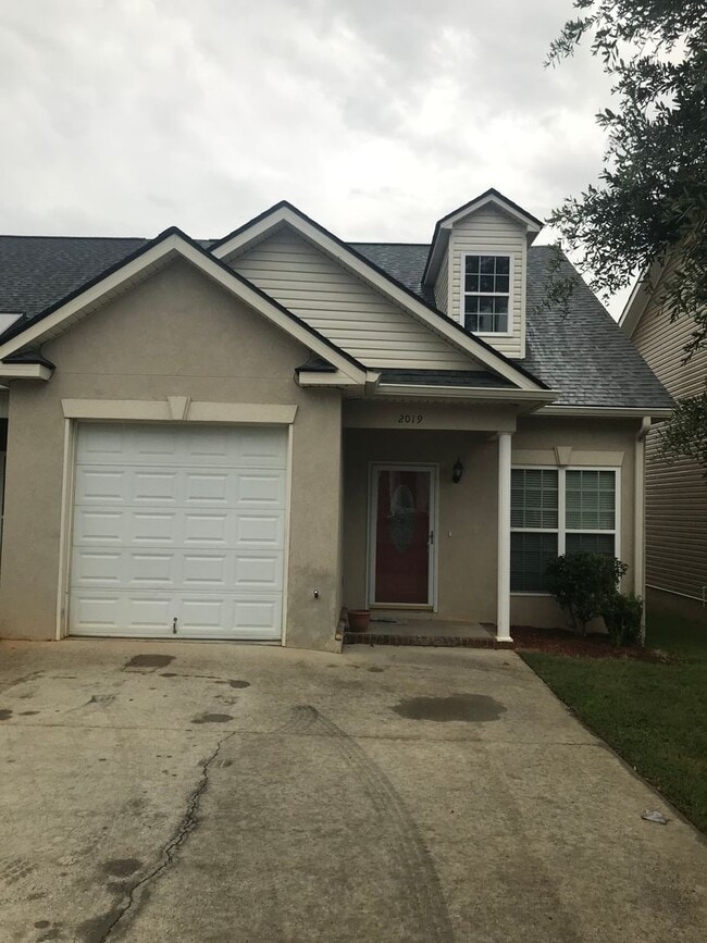 Building Photo - 3 Bedroom 2 Bath Townhome off Stevens Cree...