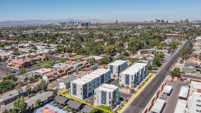 Photo - 2601 E Clarendon Ave