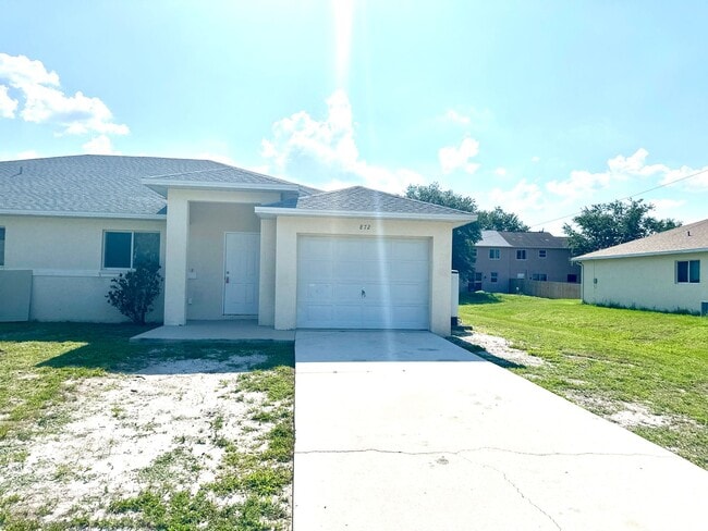 Building Photo - 2 Bedroom + Den, 2 Bath Duplex! Rental