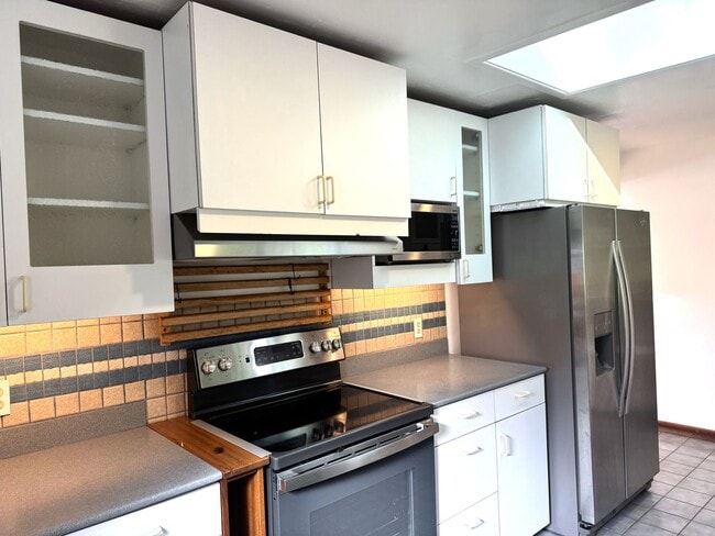 Photo - Aina Haina - Renovated 4 bedroom, 2 bath single family home