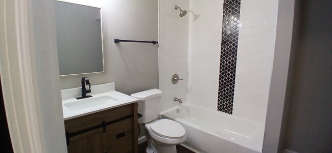 Photo - 4210 Robert Ave Unidad Upstairs