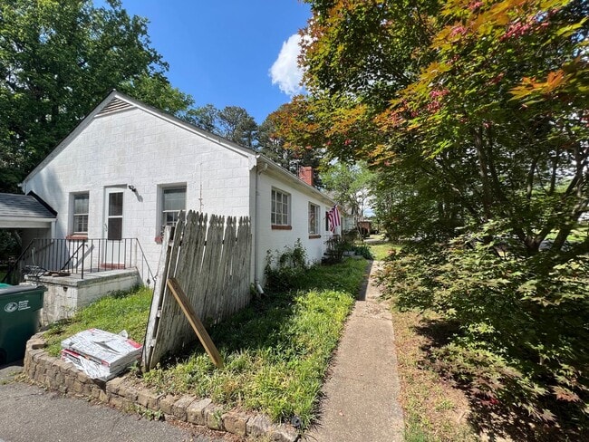 Photo - Adorable 2bdrm/1bth Ranch Style Home Conve...