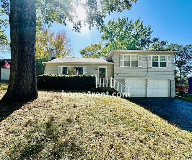 Building Photo - Attractive Overland Park Home w/ Wood Floo...