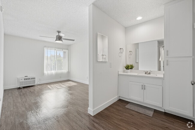 2BR, 2BA - 990SF - Primary Bedroom - La Fontana Apartments