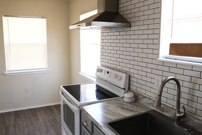 Photo - 1100 W Stockton Ave