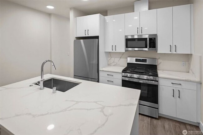 Photo - 1709 Harbor Ave SW Unit 402