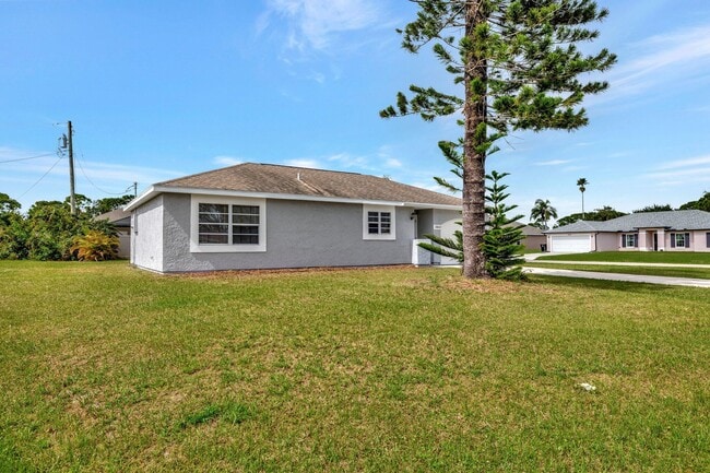 2502 SE Caladium Ct