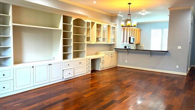 Building Photo - GORGEOUS Townhome in Inner Loop Gated Community **Ask about our NO CASH DEPOSIT option through OB...