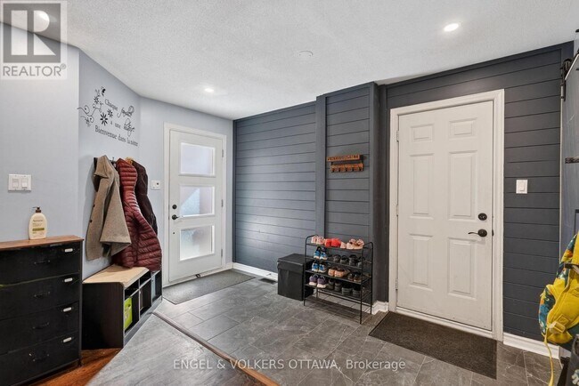 Photo - 1033 Como Crescent