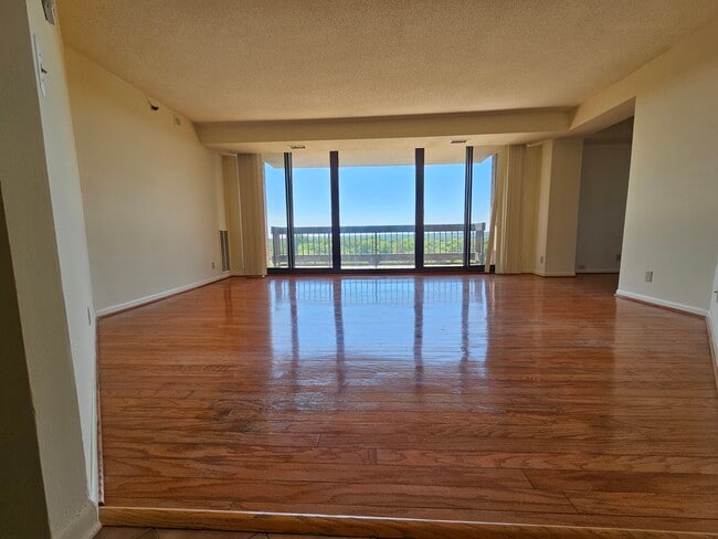 Building Photo - 5505 Seminary Rd Unit 815 N Rental