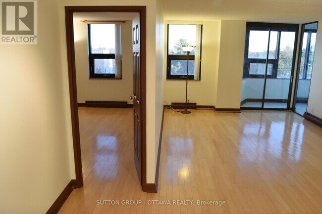 Photo - 2019 Carling Ave Unité 610