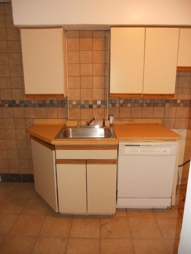 Photo - 940 Mirror St