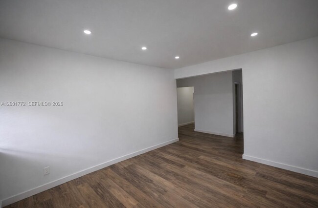 Photo - 7600 Dickens Ave Unidad 3