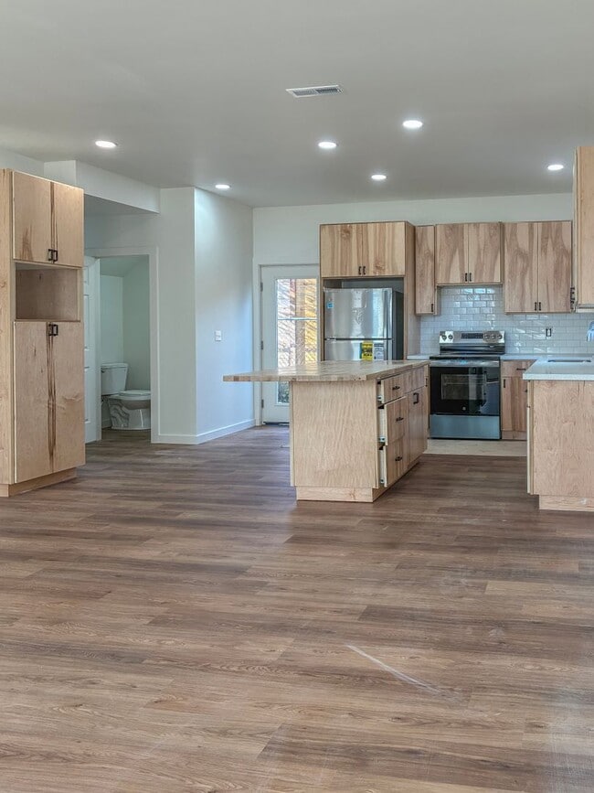 Photo - *** 3 Bedroom New Build In SE ! ONE MONTH FREE !!!!