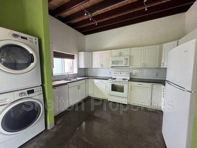 Building Photo - 2121 W Hayward Ave Unit 4 Rental