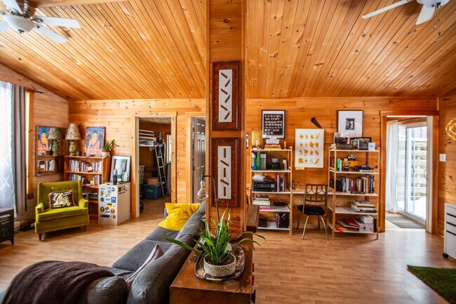 Photo - 943 Chem. Kennedy Unit SI ID1467753P