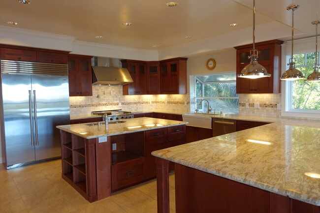 Photo - Spectacular views, gracious living areas, superb entertaining space....5 minutes to downtown, 2 m...