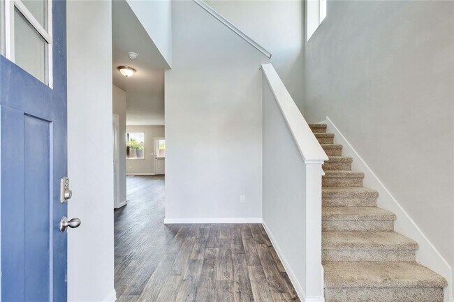 Photo - 13923 Macquarie Dr