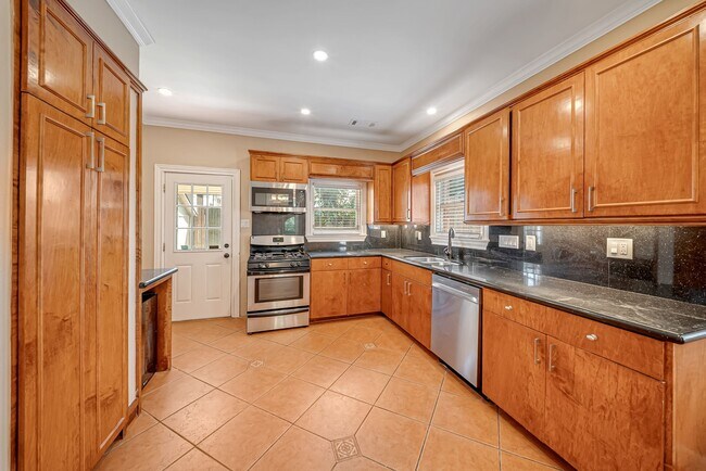 Photo - 1918 Wentworth St