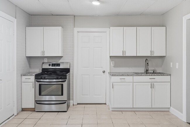 Building Photo - 293 Clemente St Unit 2L