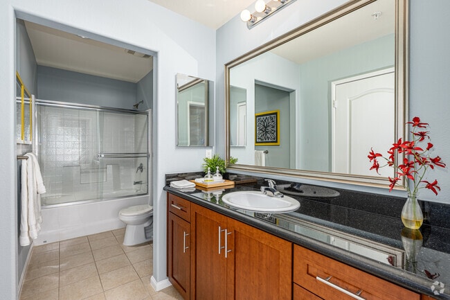 2BR, 2BA - 984SF - Primary Bathroom