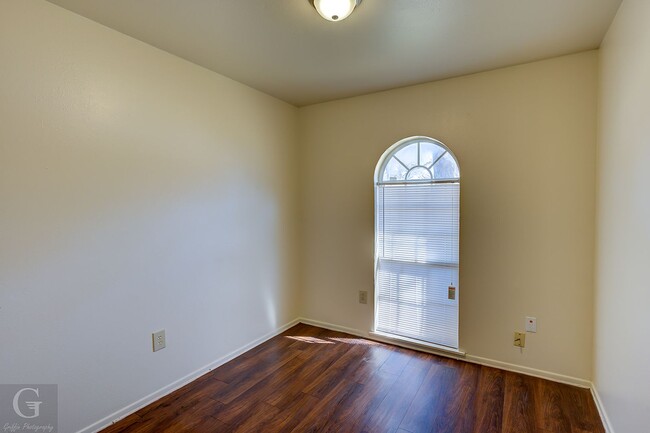 Building Photo - 3 Bedroom 1.5 bathroom