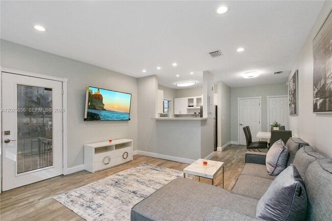Building Photo - 4201 Indian Creek Dr Unit 6