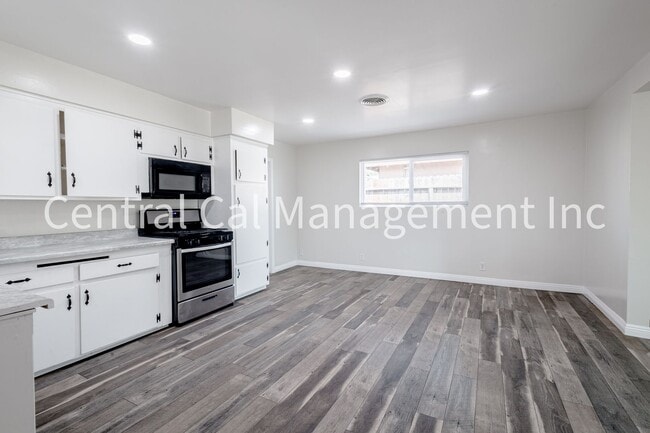 Photo - 10421 Glenn St