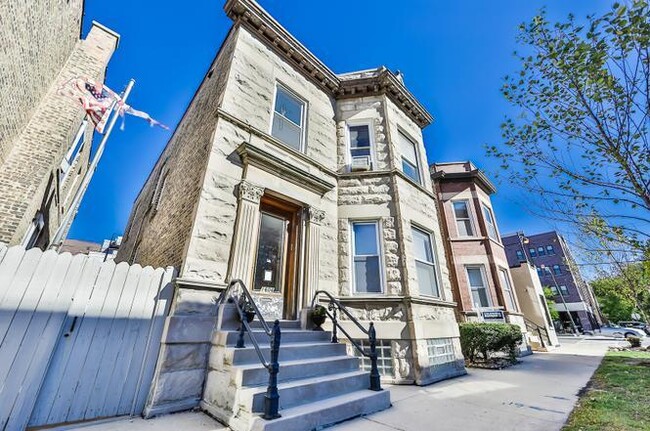 Building Photo - 1610 W Waveland Ave Unit 1