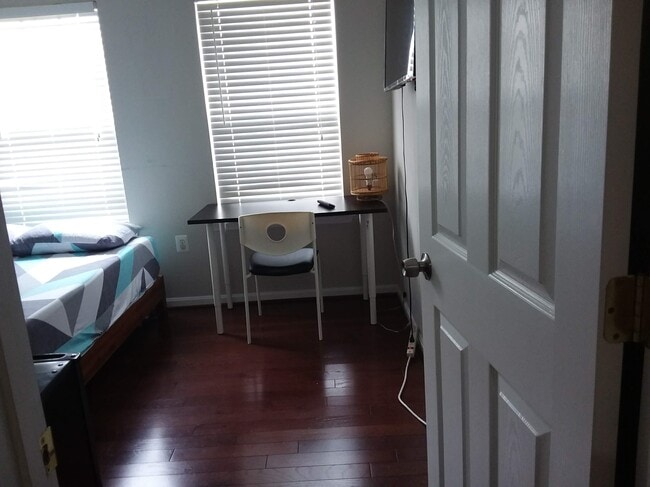 Photo - 835 Ferndale Ter NE