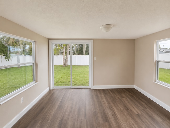 Photo - 326 Colonade Ct