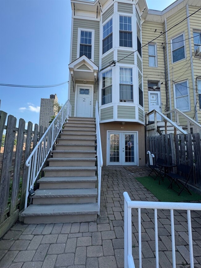 Building Photo - 447 Mercer St Rental