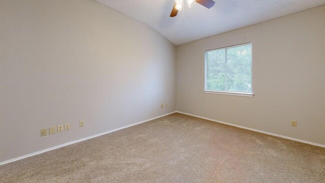 Photo - 406 Oakcrest Dr