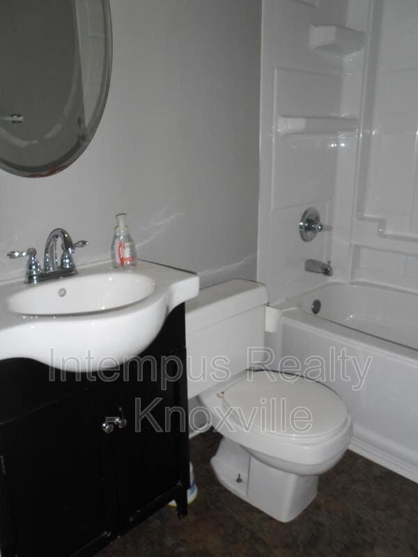 Photo - 805 Centeroak Dr