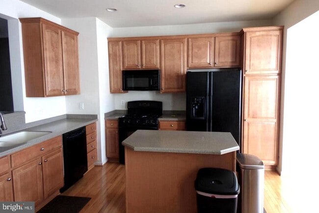 Building Photo - 16606 Barge Cir