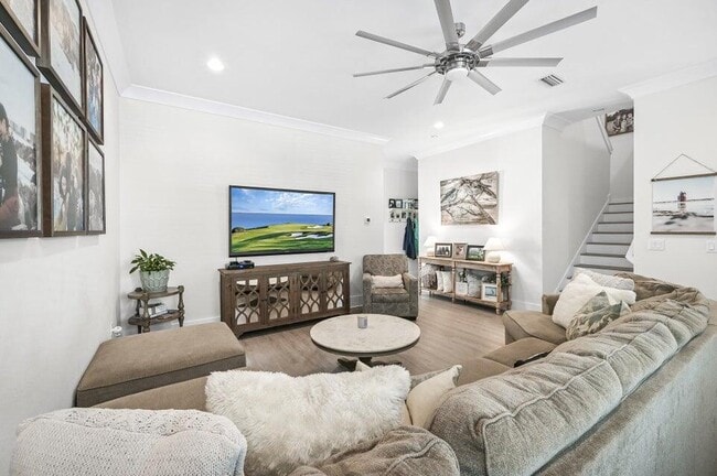 Photo - 995 Airport Rd