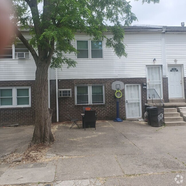 Building Photo - 567 Allengrove St Unit 1st Floor Rental
