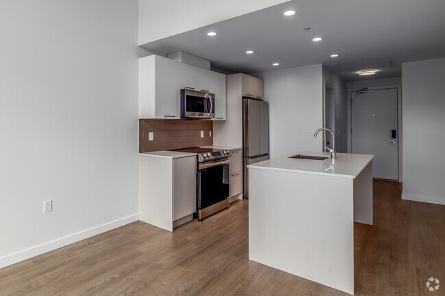2BR, 2BA - 739SF - Kitchen