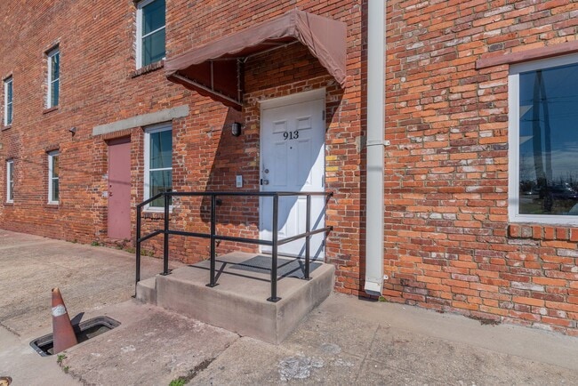Building Photo - Spacious 2 BD/ 1BA apartment in great location in Downtown Augusta for rent!
