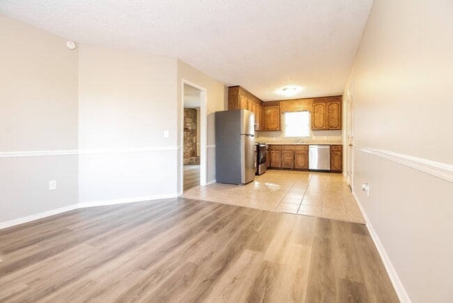 Photo - 121 Saratoga Dr