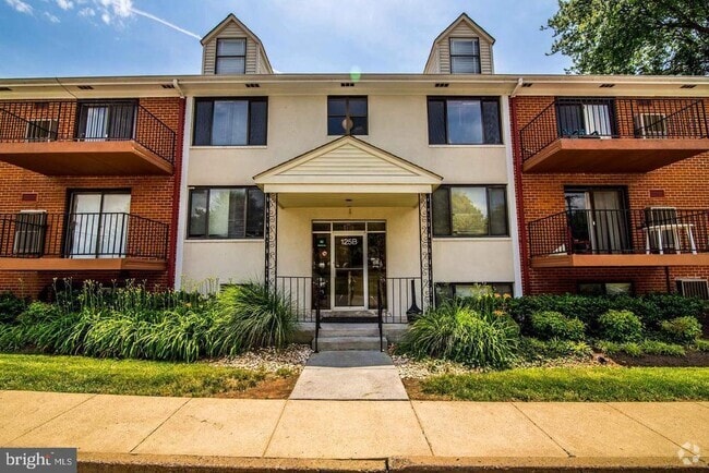 Building Photo - 125 Clubhouse Dr SW Unit 3