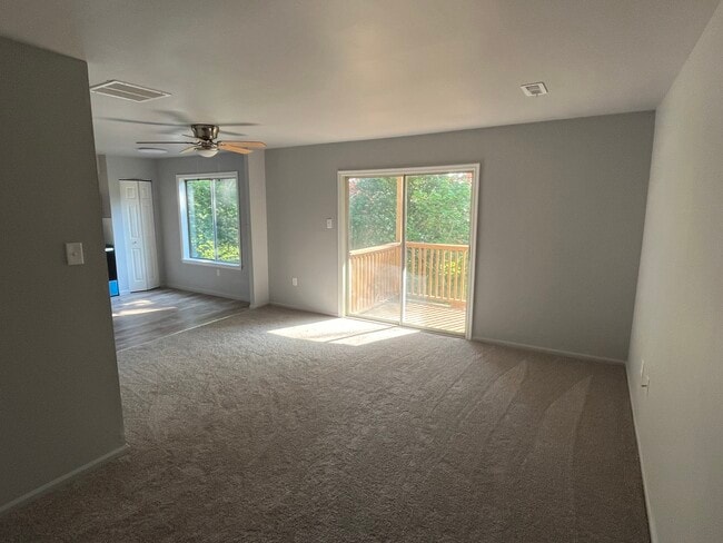 Living Room - 124 Kittery Ct Unit 124