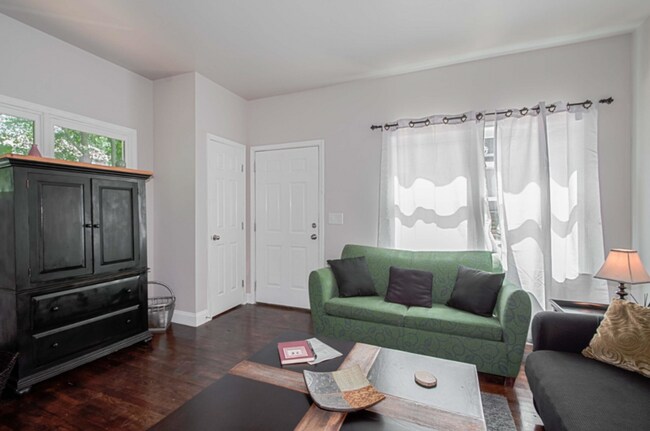 906 Greenwood Ave NE
