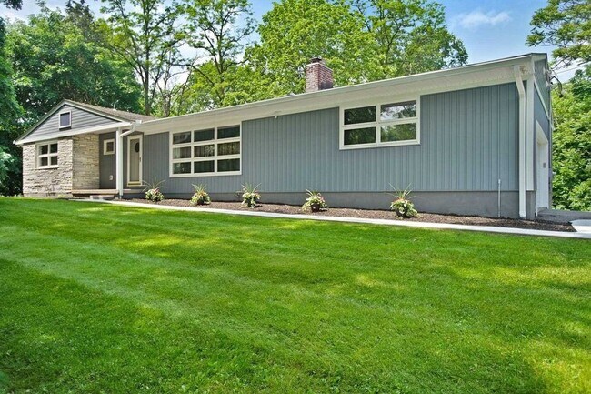 Photo - 23 New Hackensack Rd